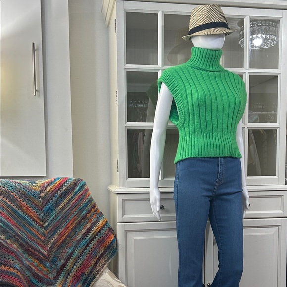 STUNNING Zara BRIGHT Green Sleeveless Turtleneck Sweater. In size M - Picture 5 of 12